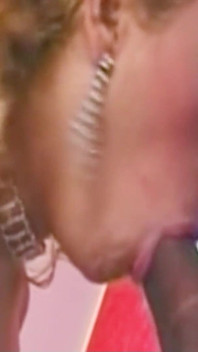 Femeie latino cu o pulă grasă fute o transsexuală blondă sexy slabă