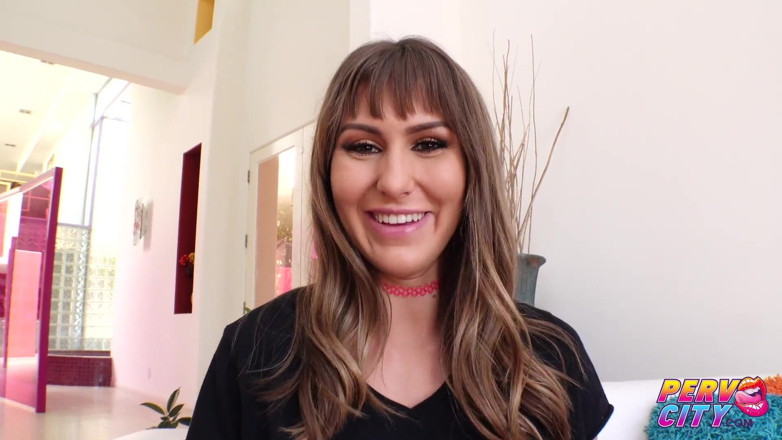 Perv City: Анальный секс и сквирт для сексуальной Paige Owens