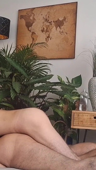 Biraz tantra aşk masajı. Sıska seksi adam babasının götünü sikiyor