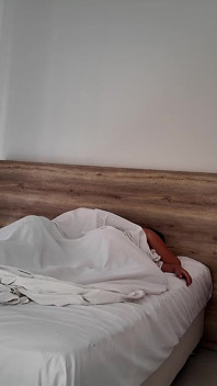 Să împart o cameră de hotel cu mama mea vitregă sexy este riscant.
