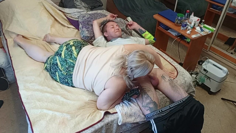 Zona901: Permainan konsol berujung nyepong konsol ibu tirinya sampai telan sperma