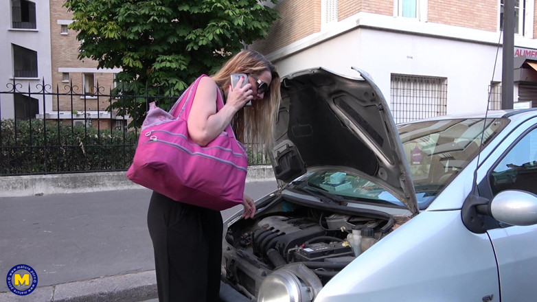 Mature NL: Tato francouzská zralá děvka se šíří v dvojitém penetraci gangbangu