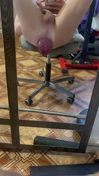Saya berbaring telentang dan memamerkan prolaps anus saya saat tidak ada orang di rumah