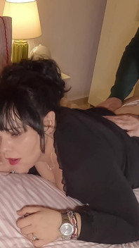 大きな継母がTバック姿でいるのを見つけて、結局セックスした。私は彼女の中に射精しました。