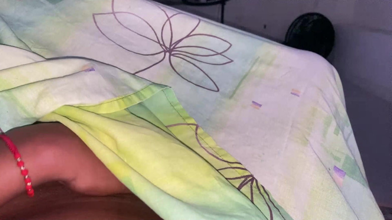 omairaberbatov: La cameriera si bagna con il suo nuovo vibratore