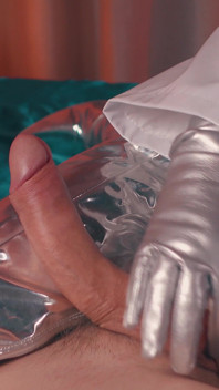 Handjob in Lederhandschuhen Von einer strengen MILf, domina für einen vom ficken erschöpften Sklaven. Herrin mit dicken titten in Pvc-Regenlack.