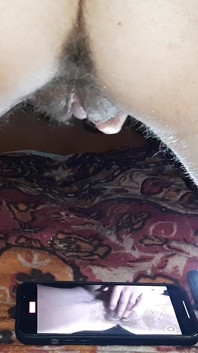 彼女がポルノビデオを撮影して自慰行為をするのを見ます