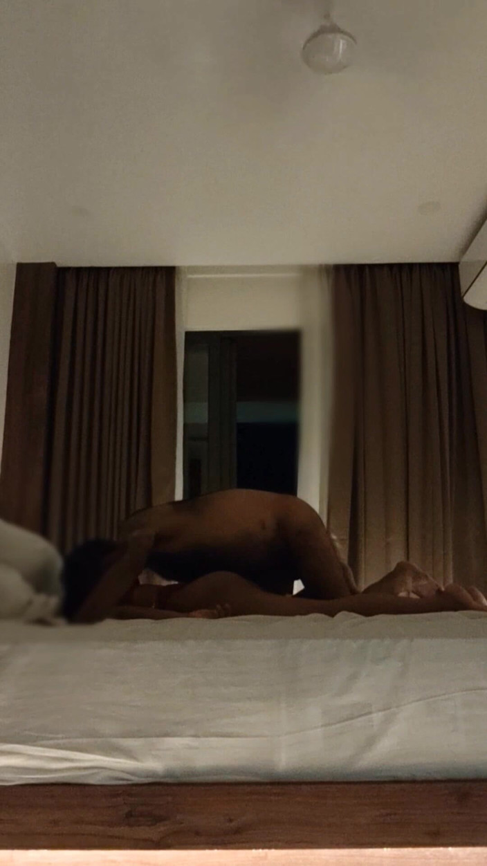 ItemRiya05: Desi indisk flickvän knullar med POJKVÄN på hotell