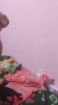 나는 임대료로 늙은 집주인에게 엉덩이를 주었지 만 그는 나에게 강아지 스타일을 파괴했다 : Dusky Indianhotwifex