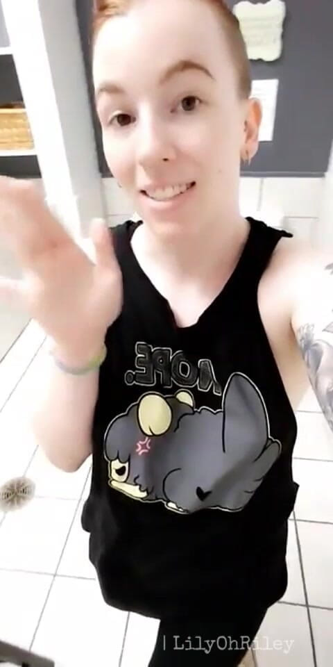 Lily O'Riley: Ruda loszka paski po treningu i spuści się na całej łazience...