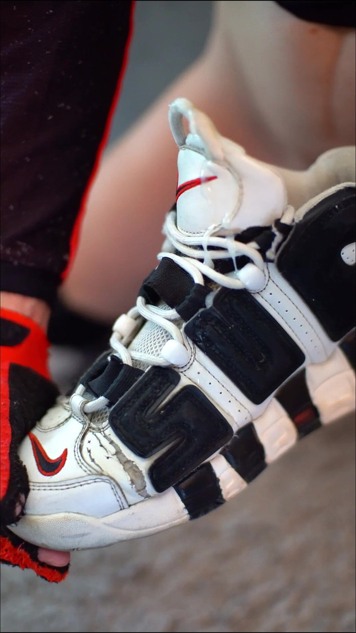 Sneakersmax98: お気に入りのスニーカーの中にいるチンコ