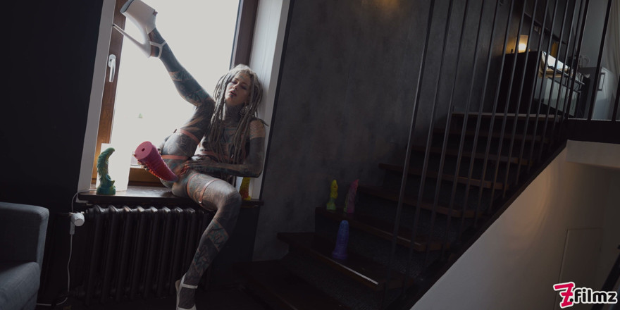 Z-Filmz: Big Squirt From Tattoo Girl in High Heels - Hard Anal...