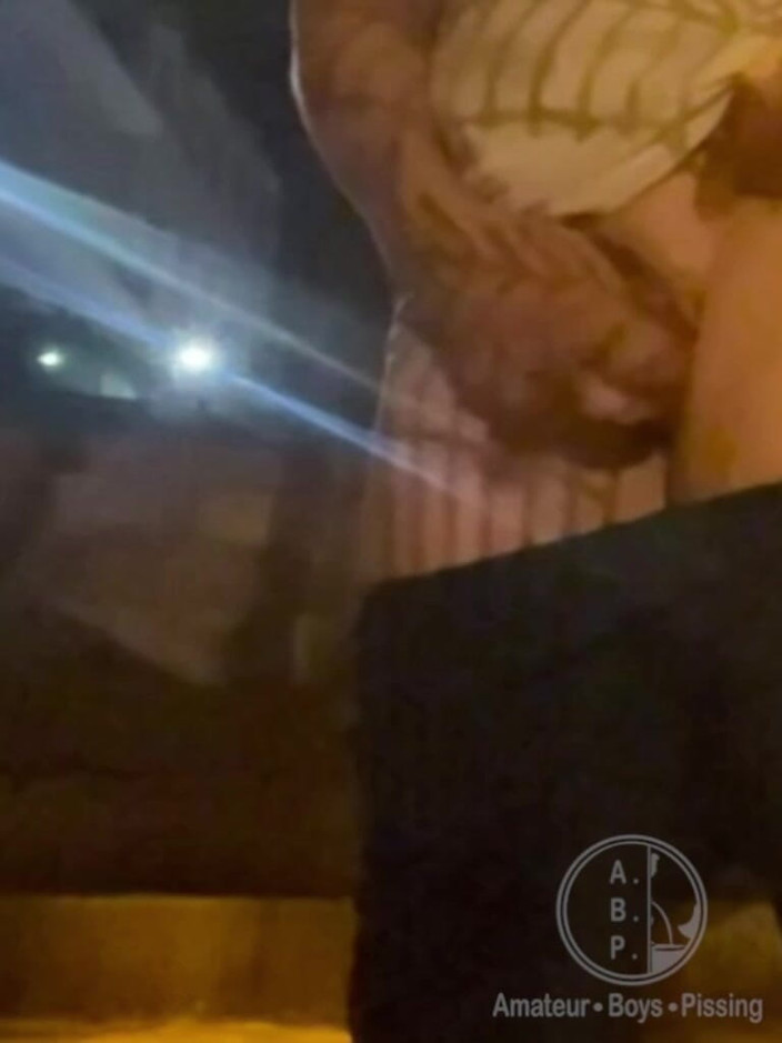 AmateurBoysPissing: Ragazzo Etero Amatoriale Beccato a Pisciare in Strada