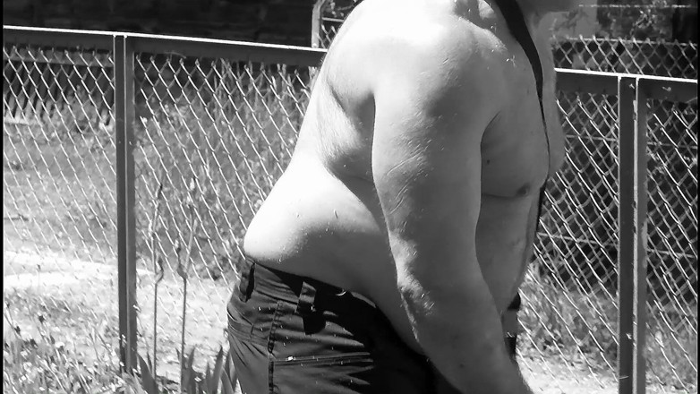 Gaybear1966: 大きな腹のゲイクマステップパパ塊筋肉クマは庭で働いています。映画筋肉ゲイ毛むくじゃらのボディービルダー