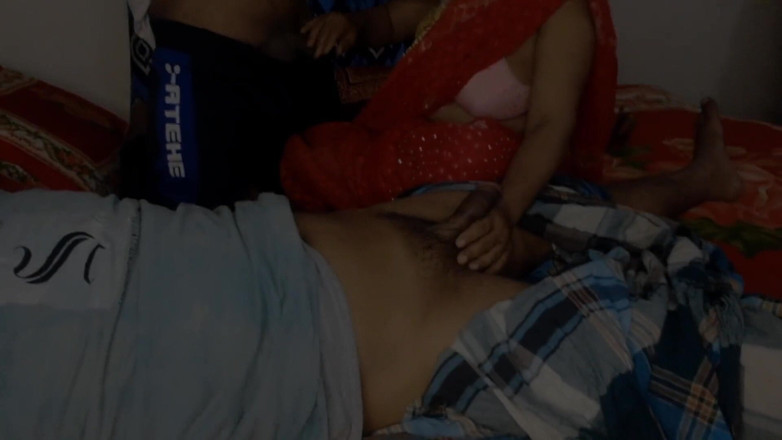 BanglaSexy24: Bangali сексуальная симпатичная подруга хардкорно трахается в тройничке, делает минет и трахается вместе! Горячий секс с бангладешской новинкой