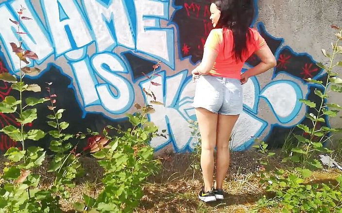 Friskcouple: Chica caliente tiene sexo con pared de graffiti