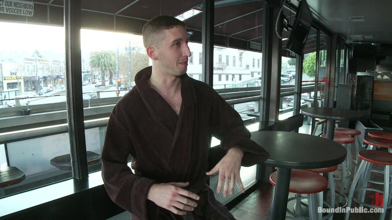 Bound in public: 肌肉壮男在饥渴的午餐人群面前使用和操他的男孩。