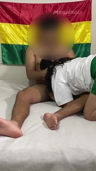 Ganzes video, unschuldige 18-jährige studentin besetzt porno mit ihrer besten freundin