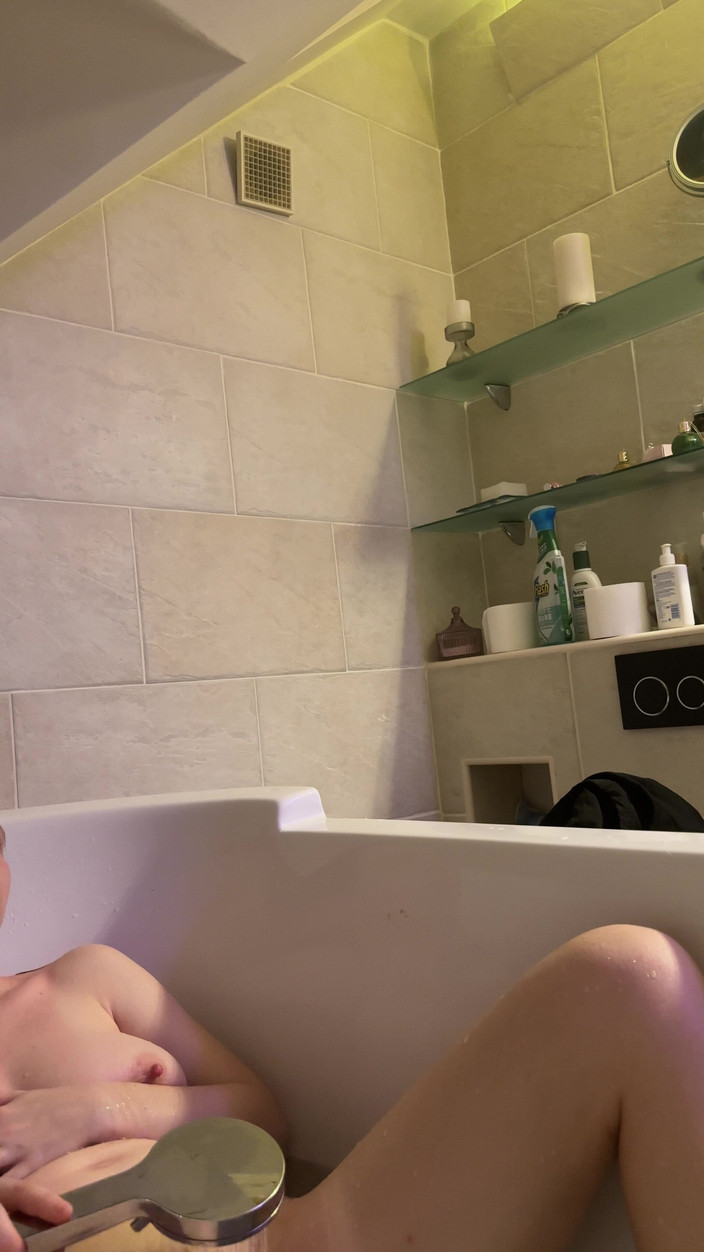 SweetLucy96: Teplá voda mi ztvrdne bradavky