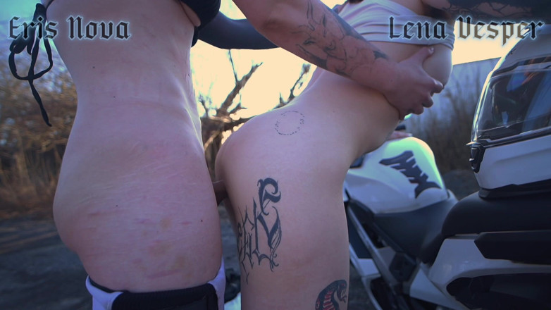 Snake_0rgy: 바이커 트랜스 소녀들은 서로의 구멍을 망가뜨리고