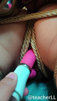 Amarrada com força e depois penetrada com um Vibrador