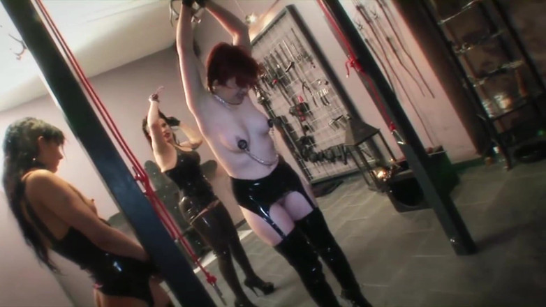Lezdom Power: Submisivní teenagerky jsou potrestány lezdom milf