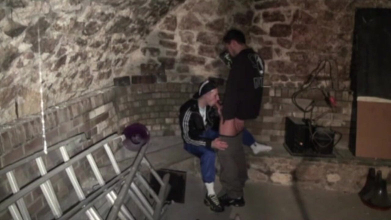 Sneaker Sex Kinky: Soumis aux baskets de son ami
