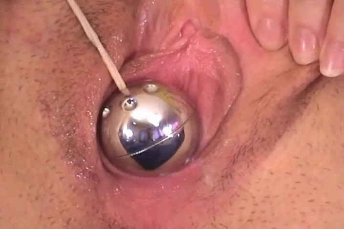 Homemade girl: Возбужденная телочка может положить что-нибудь в ее тугую киску в любительском видео