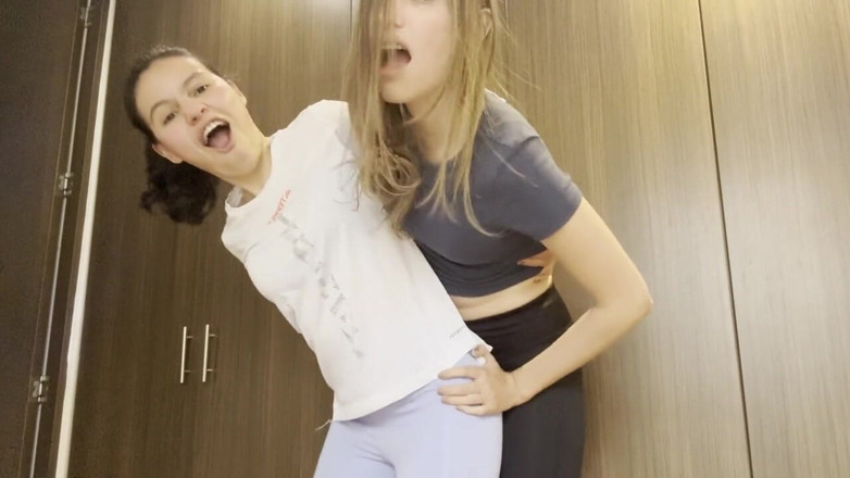 scarlettandc: 2人のレズビアンが車の中でセックス