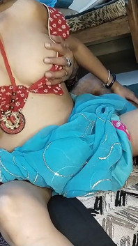Desi Bhabhiホット、猫と乳首に触れる継父