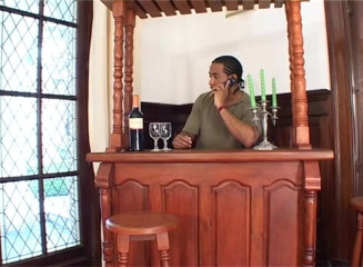 Chicks with Dix: Latina tgirl usando meias arrastão é gozada na boca depois do...