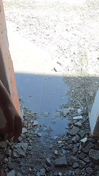 Pancutan cepat dalam mulut semasa kami berjalan benar-benar bogel di bawah tingkat biru