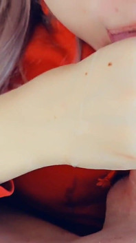 Mets ta bite dans ma bouche et je jouirai sur ma langue