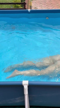Die atem hält unter wasser im pool