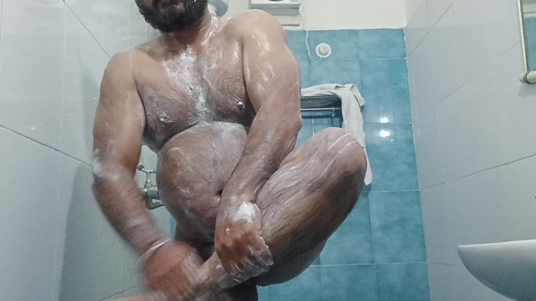 Daddy Dude: Indyjski nagi tata cieszy się gorącym prysznicem i pokazując swoje...