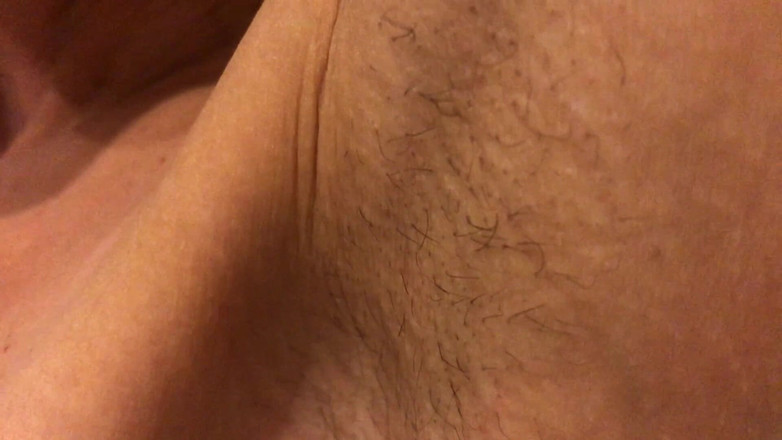 Mistress Mary: Raspando minhas axilas peludas e mijando