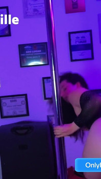 Striptease se termină cu masturbare și ejaculare