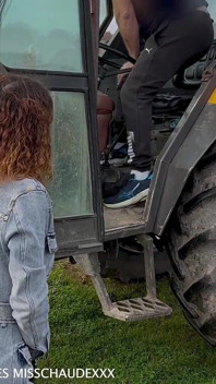 Мене трахає в тракторі фермер, який дивує мене на своїх виноградниках