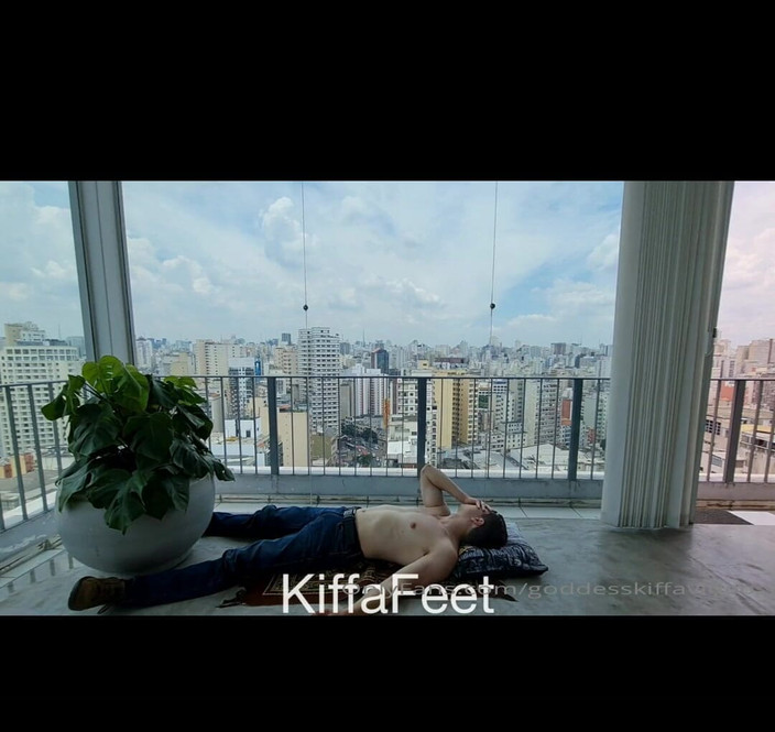 KiffaFeet: Baas komt aan op haar kantoor