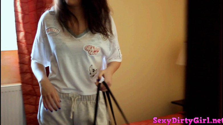 Sexy Dirty Girl: सेक्सी काले बाल वाली कपड़े उतार रही है और तैयार हो रही है