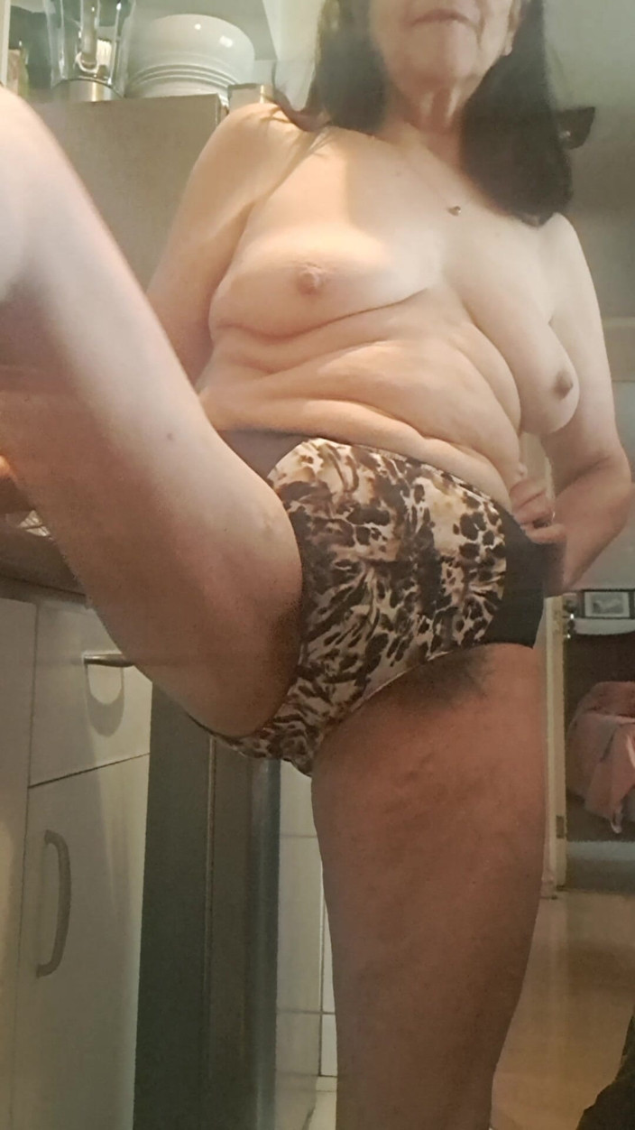 Mommy big hairy pussy: Mama vitregă în bucătărie vrea să fie futută