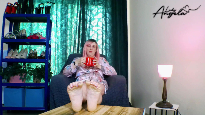 Lady_Angela: 足裏への憧れ - レディアンジェラ・ネイキ あなたは彼女の足の匂いを嗅ぐ