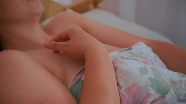 Mrs Wetslavs: Sanfte masturbation einer molligen MILF im Bett.