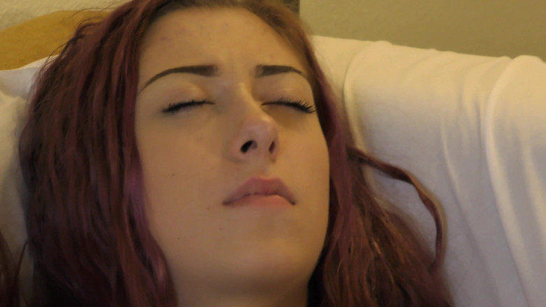 Real Amateur Sluts: Prima masturbare cu vibrator a lui Nikole.