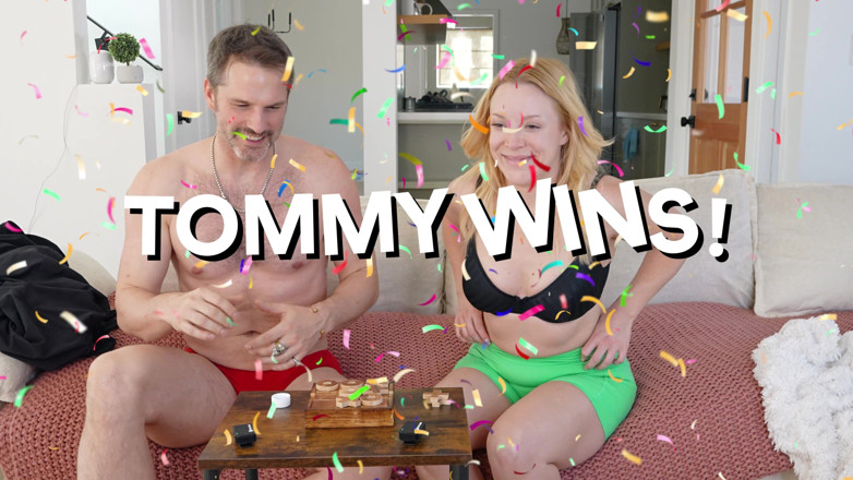 Tommy Wood XXX: Bystig blond milf spelar Twister och knullas - Tom Games Pod