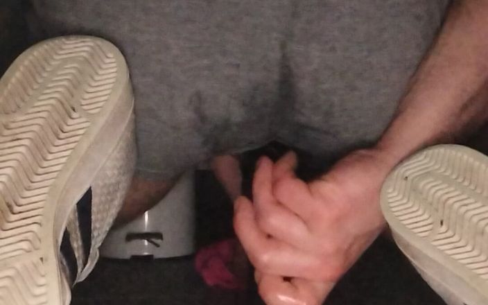 Damaged Hole: Openbaar toilet uit elkaar gehaald, net voordat ze een kijkgat...