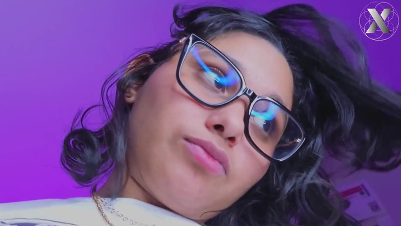 Feet Lovers club: 巨型假阳具摧毁她的处女阴道