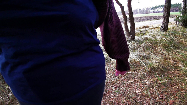 Bouncy Tits Action: Mettiti nudo in inverno per schiaffeggiare le tette