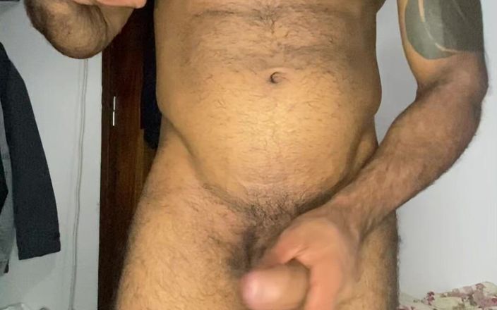 Wesley Fudedor: ホステルで激しくイク筋肉質の黒人男性