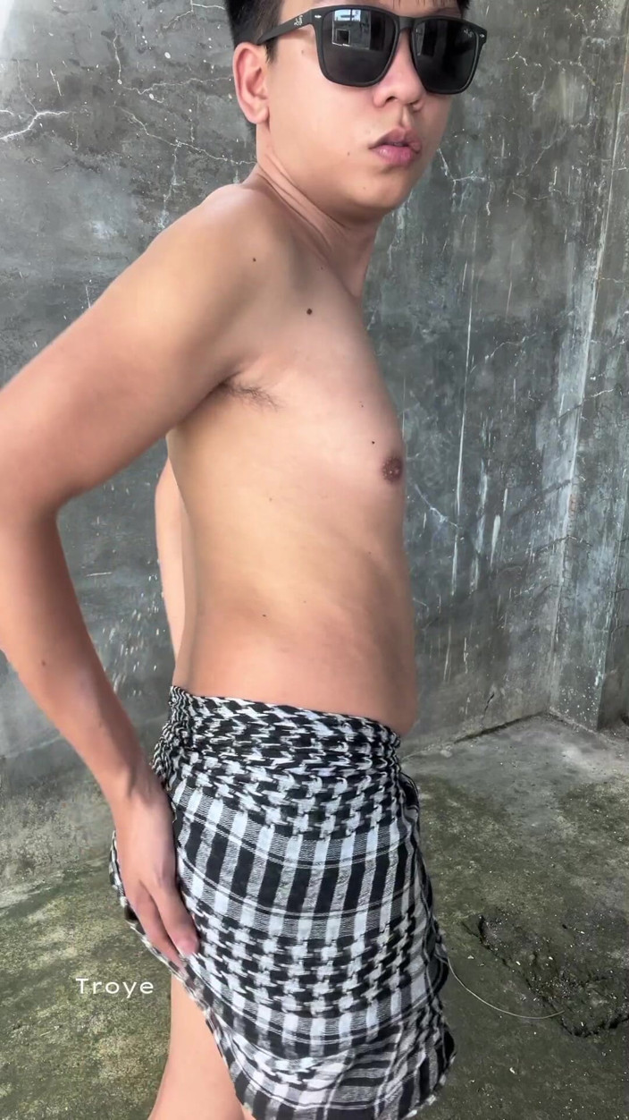 Troye_AsianPinoy: Garoto sexy se masturba enquanto seus vizinhos estão ocupado festejando